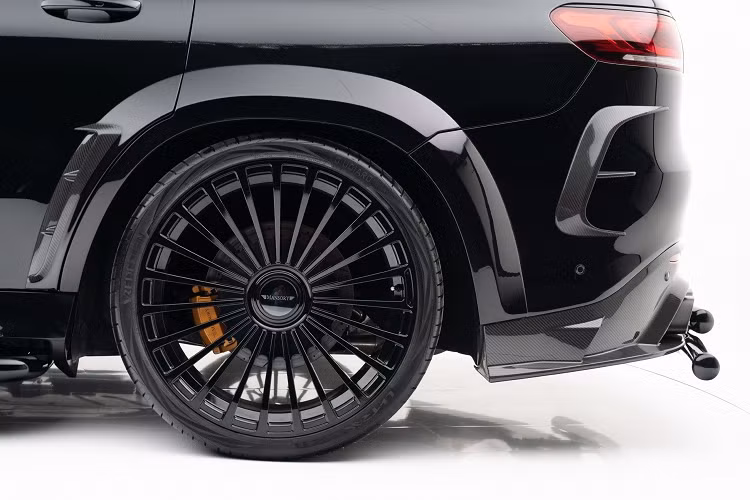 Mercedes-AMG GLS 63 nguyên bản là khối động cơ V8 tăng áp kép dung tích 4.0L, sản sinh công suất 603 mã lực và mô-men xoắn 850 Nm. Khả năng tăng tốc từ 0-100 km/h trong 4,2 giây và tốc độ tối đa giới hạn điện tử là 250 km/h.