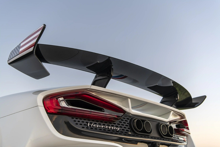 Cánh gió sau kích thước lớn là một bổ sung trên biến thể Revolution. Chi tiết này được làm từ sợi carbon và có khả năng thay đổi góc nghiêng theo mong muốn người lái.