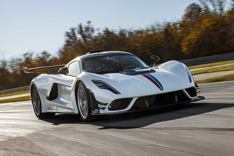 Trái tim của Hennessey Venom F5 Revolution vẫn là khối động cơ Fury tăng áp kép 6.6L mạnh 1.842 mã lực. Sức mạnh được truyền xuống cầu sau thông qua hộp số ly hợp đơn.