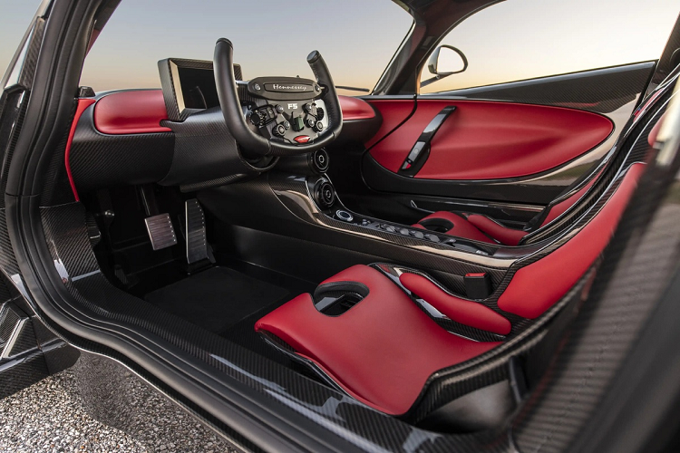 Vô lăng mang phong cách hàng không nhằm tối ưu khả năng quan sát bảng đồng hồ taplo và điều kiện mặt đường phía trước. Chi tiết này làm từ da cao cấp và sợi carbon.