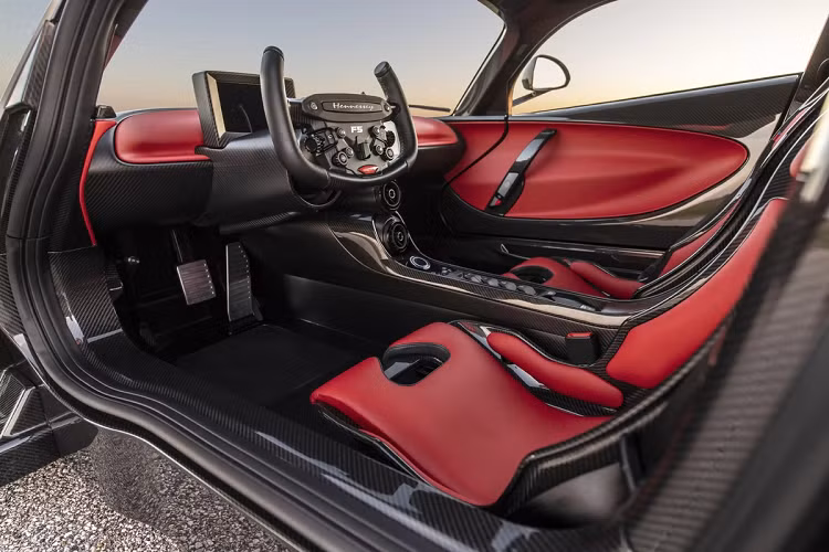 Vô lăng mang phong cách hàng không nhằm tối ưu khả năng quan sát bảng đồng hồ taplo và điều kiện mặt đường phía trước. Chi tiết này làm từ da cao cấp và sợi carbon.