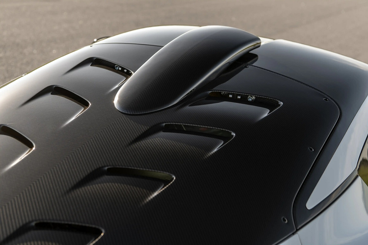 Tấm che khoang động cơ bằng sợi carbon được bổ sung thêm cổ lấy gió, giúp đưa không khí sạch vào động cơ cũng như làm mát hệ thống vận hành của xe.