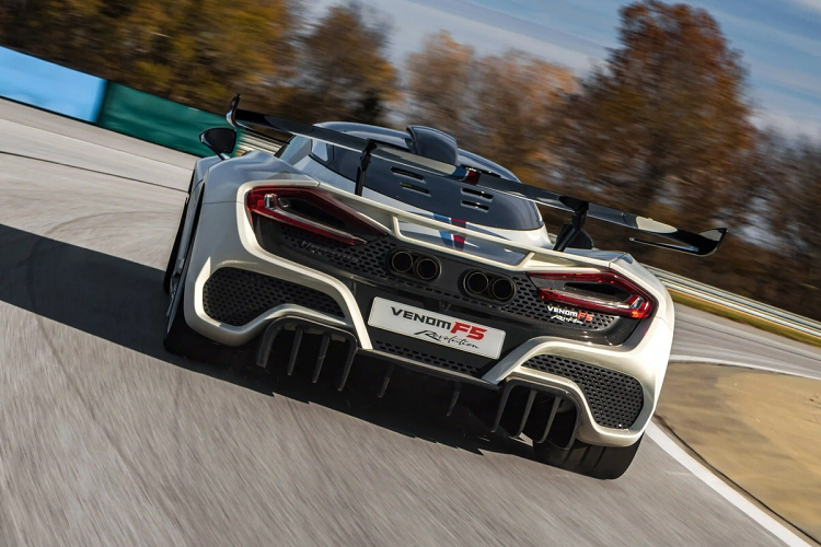 Các công nghệ mới được áp dụng nhằm mang đến khối lượng tối ưu cho Venom F5 Revolution. Chiếc xe chỉ nặng 1.361 kg, nhẹ nhất trong 3 mẫu Venom F5.