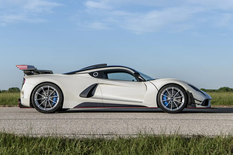 Hệ thống treo tay đòn kép được tinh chỉnh lại nhằm mang đến phản hồi mặt đường tốt hơn. Bộ giảm xóc cũng được thiết kế để người lái có thể tự điều chỉnh một cách dễ dàng.