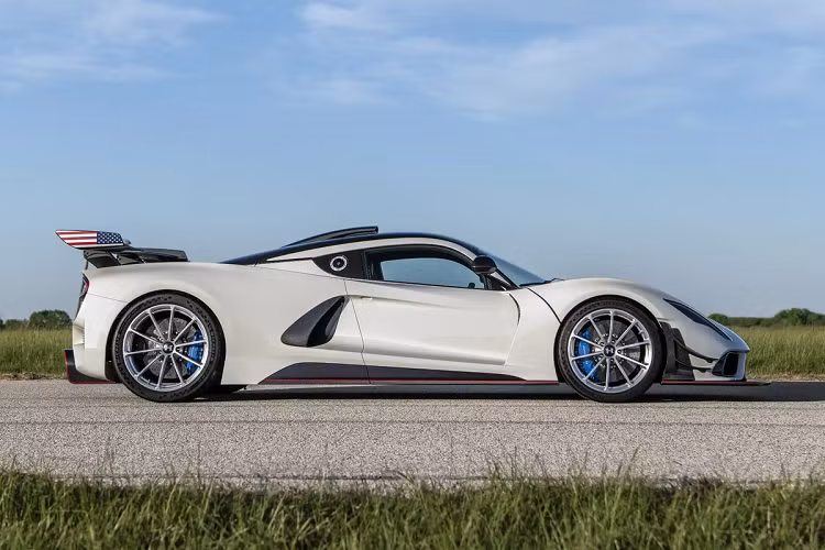 Hệ thống treo tay đòn kép được tinh chỉnh lại nhằm mang đến phản hồi mặt đường tốt hơn. Bộ giảm xóc cũng được thiết kế để người lái có thể tự điều chỉnh một cách dễ dàng.