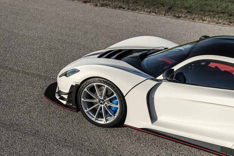 Xe được trang bị bộ mâm đúc hợp kim 19 inch thiết kế mới, giúp tăng khả năng bám đường của Venom F5 Revolution. Đĩa phanh carbon ceramic là trang bị tiêu chuẩn.