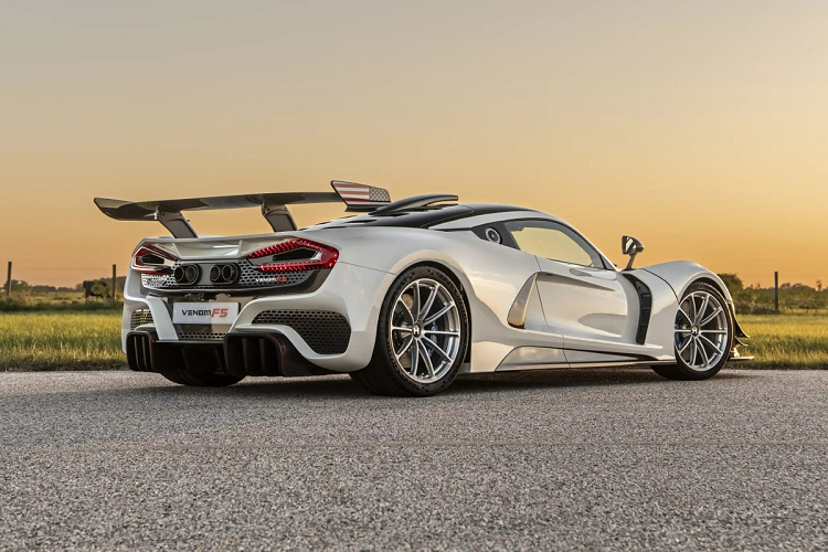 Khác với những hãng xe còn lại, siêu xe Hennessey Venom F5 Revolution được phát triển cho khả năng vận hành tại trường đua, nhưng vẫn đủ điều kiện sử dụng trên đường phố công cộng.