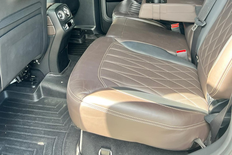 Chưa hết, dòng xe SUV hạng sang Mercedes-AMG G63 thế hệ mới còn có lưới tản nhiệu hoàn toàn khác, với 12 nan tản nhiệt dựng dọc, cùng logo ngôi sao 3 cánh đặt giữa, logo AMG đặt chếch 1 bên phải của xe, nếu ta nhìn theo hướng trực diện. Xe cũng có nhiều tùy chọn mâm hơn, từ đơn chấu đến 5 chấu kép, sơn đen mờ cùng viền mâm chỉ đỏ và kẹp phanh cũng sơn đỏ rực rỡ.