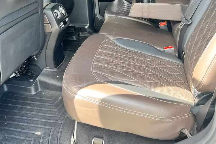 Chưa hết, dòng xe SUV hạng sang Mercedes-AMG G63 thế hệ mới còn có lưới tản nhiệu hoàn toàn khác, với 12 nan tản nhiệt dựng dọc, cùng logo ngôi sao 3 cánh đặt giữa, logo AMG đặt chếch 1 bên phải của xe, nếu ta nhìn theo hướng trực diện. Xe cũng có nhiều tùy chọn mâm hơn, từ đơn chấu đến 5 chấu kép, sơn đen mờ cùng viền mâm chỉ đỏ và kẹp phanh cũng sơn đỏ rực rỡ.