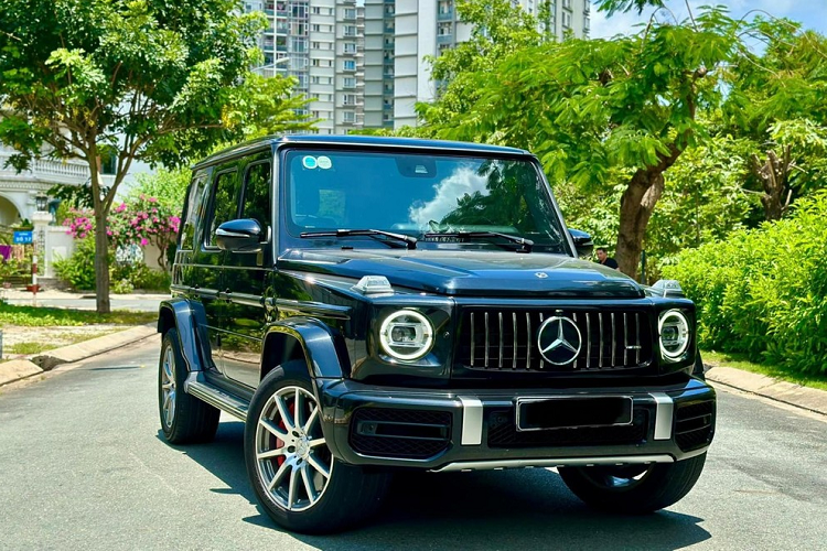 Thay vì mức chào bán Mercedes-AMG G63 dao động từ 10,3 đến 12 tỷ đồng nhưng cách đây một1 năm, hiện tại, không hiếm để có thể mua được các mẫu xe Mercedes-AMG G63 đã qua sử dụng với giá chỉ từ 7 tỷ đồng, đa phần mức giá này dành cho phiên bản 2019, cũng là lô xe đầu tiên về Việt Nam, số đồng hồ công tơ mét toàn được tính trên vạn.