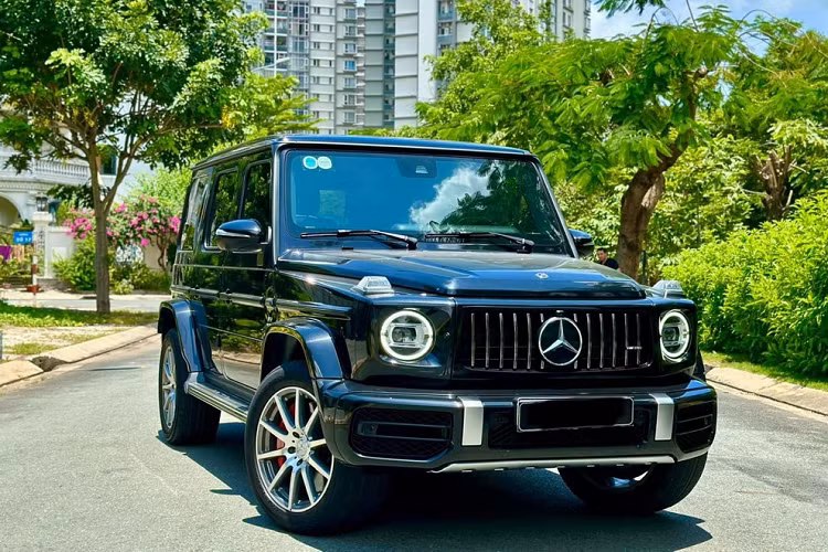 Thay vì mức chào bán Mercedes-AMG G63 dao động từ 10,3 đến 12 tỷ đồng nhưng cách đây một1 năm, hiện tại, không hiếm để có thể mua được các mẫu xe Mercedes-AMG G63 đã qua sử dụng với giá chỉ từ 7 tỷ đồng, đa phần mức giá này dành cho phiên bản 2019, cũng là lô xe đầu tiên về Việt Nam, số đồng hồ công tơ mét toàn được tính trên vạn.