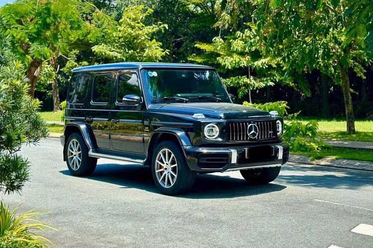 SUV hạng sang Mercedes-AMG G63 được trang bị khối động cơ xăng V8, tăng áp kép, dung tích 4.0 lít, sản sinh công suất tối đa 577 mã lực tại tua máy 6.000 vòng/phút và mô-men xoắn cực đại 850 Nm tại dải tua máy 2.500 - 3.500 vòng/phút.