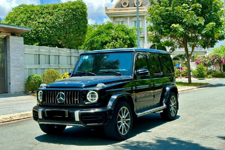 Vì thế, chỉ trong 5 năm qua, đã có trên 200 xe SUV hạng sang Mercedes-AMG G63 xuất hiện, khi số lượng nhiều đến vậy, cũng là lúc khiến không ít đại gia cảm thấy nhàm chán vì đụng hàng, nhanh chóng bán xe để tìm vị lạ như Range Rover đời mới hay Lexus LX600, cũng vì thế, giá xe Mercedes-AMG G63 lướt bắt đầu có những thay đổi rõ rệt.