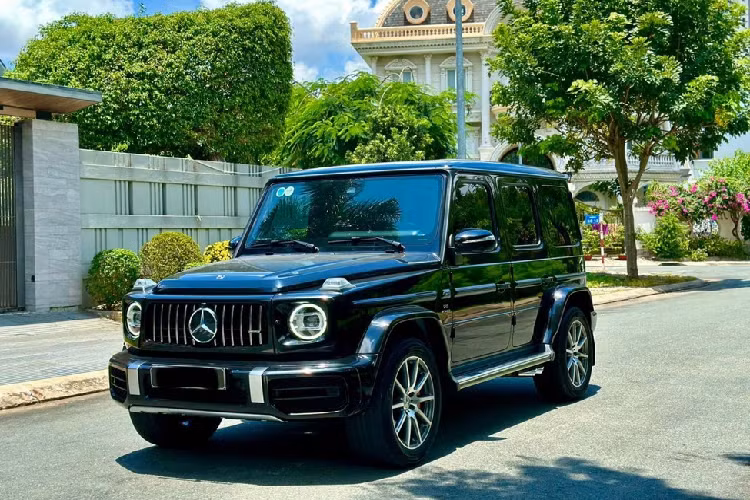 Vì thế, chỉ trong 5 năm qua, đã có trên 200 xe SUV hạng sang Mercedes-AMG G63 xuất hiện, khi số lượng nhiều đến vậy, cũng là lúc khiến không ít đại gia cảm thấy nhàm chán vì đụng hàng, nhanh chóng bán xe để tìm vị lạ như Range Rover đời mới hay Lexus LX600, cũng vì thế, giá xe Mercedes-AMG G63 lướt bắt đầu có những thay đổi rõ rệt.