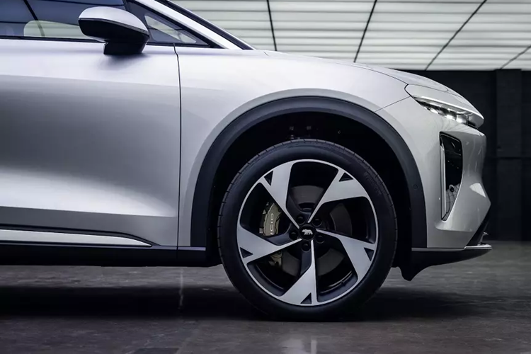 ... cũng như vành hợp kim 5 chấu 22 inch, đi kèm lốp Pirelli P Zero Elect PZ5.