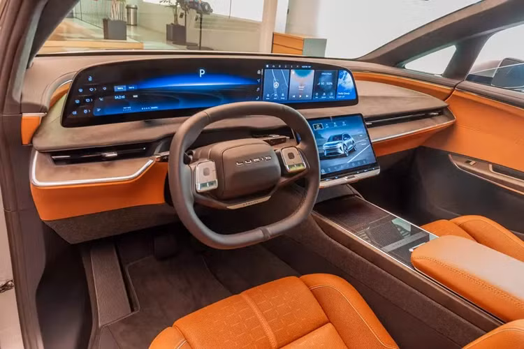 Trong khi đó, người lái sẽ bắt gặp vô lăng 3 chấu và màn hình cong OLED 34 inch với độ phân giải 6K trên mặt táp-lô, đóng vai trò như bảng đồng hồ kỹ thuật số. Bên dưới còn có thêm một màn hình OLED nữa để phục vụ hệ thống thông tin giải trí của xe.