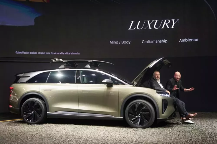 Tại thị trường Mỹ, Lucid Gravity hiện có 3 phiên bản là Dream Edition, Grand Touring và Touring. Giá xe Lucid Gravity 2024 vẫn chưa được công bố. Tuy nhiên, Lucid hứa hẹn xe sẽ có giá khởi điểm dưới 80.000 USD, tức là rẻ hơn VinFast VF9 (83.000 - 91.000 USD). Xe sẽ bắt đầu được bán ra tại Mỹ vào cuối năm sau.