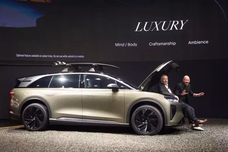 Tại thị trường Mỹ, Lucid Gravity hiện có 3 phiên bản là Dream Edition, Grand Touring và Touring. Giá xe Lucid Gravity 2024 vẫn chưa được công bố. Tuy nhiên, Lucid hứa hẹn xe sẽ có giá khởi điểm dưới 80.000 USD, tức là rẻ hơn VinFast VF9 (83.000 - 91.000 USD). Xe sẽ bắt đầu được bán ra tại Mỹ vào cuối năm sau.