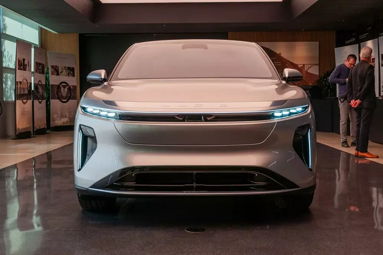 Bên cạnh kích thước khá lớn, Lucid Gravity còn có ngoại thất mượt mà và được thiết kế theo phong cách tối giản. Xe được trang bị cụm đèn pha và đèn hậu mỏng, hốc gió trung tâm cỡ lớn, tay nắm cửa ẩn...