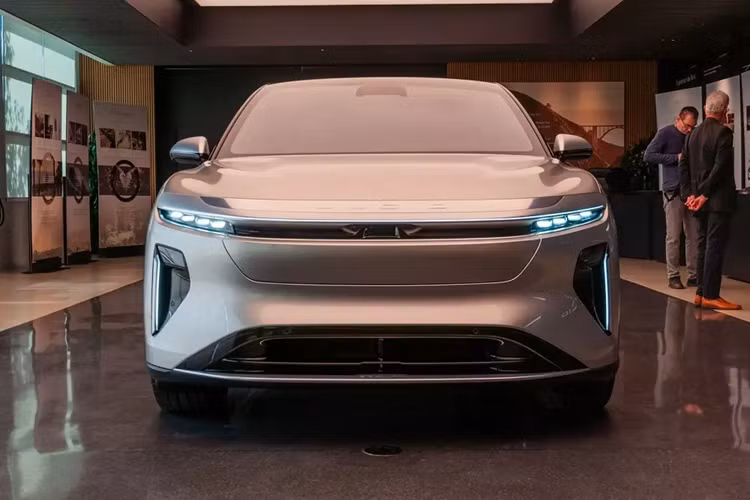 Bên cạnh kích thước khá lớn, Lucid Gravity còn có ngoại thất mượt mà và được thiết kế theo phong cách tối giản. Xe được trang bị cụm đèn pha và đèn hậu mỏng, hốc gió trung tâm cỡ lớn, tay nắm cửa ẩn...