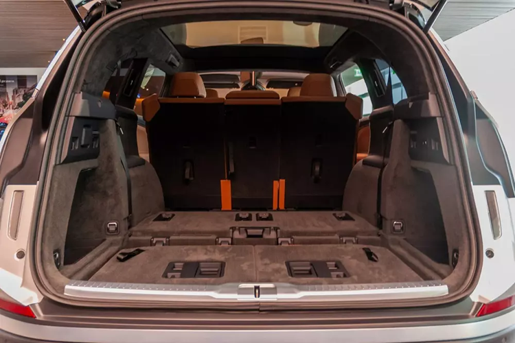 Bên trong xe, Lucid Gravity có điểm nhấn là khoang hành lý với thể tích lên đến 3.171 lít nếu hai hàng ghế sau gập xuống, lớn hơn cả Tesla Model X.