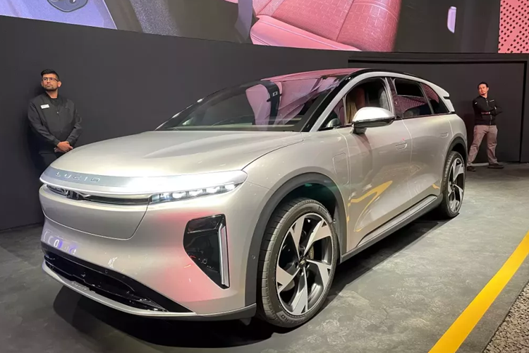 Nguồn cung cấp sức mạnh cho mẫu SUV cỡ lớn này là 2 mô-tơ điện. Tuy nhiên, thông số vận hành của mẫu xe này chưa được công bố. Chỉ biết rằng, xe có thể chạy hơn 708 km sau khi sạc đầy pin, tăng tốc từ 0-96 km/h trong thời gian dưới 3,5 giây và kéo 2.722 kg. Với bộ sạc nhanh DC, sau 15 phút sạc, người lái có thể đi 320 km.