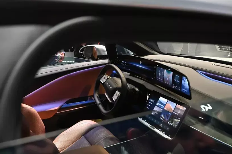 Chưa hết, Lucid Gravity còn có màn hình hiển thị thông tin kính lái HUD - trang bị mà đàn anh Air thiếu. Các tính năng bên trong xe chạy bằng hệ điều hành UX 3.0 mới do Lucid tự phát triển.