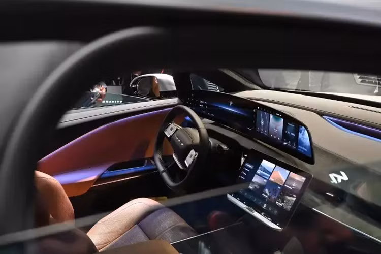 Chưa hết, Lucid Gravity còn có màn hình hiển thị thông tin kính lái HUD - trang bị mà đàn anh Air thiếu. Các tính năng bên trong xe chạy bằng hệ điều hành UX 3.0 mới do Lucid tự phát triển.