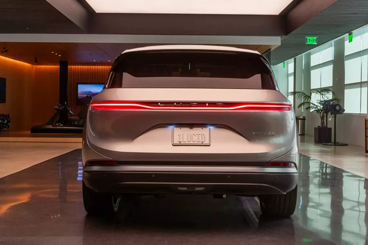 Thêm vào đó là hệ dẫn động 4 bánh toàn thời gian, hệ thống treo độc lập 5 liên kết phía trước và hệ thống đánh lái cầu sau chủ động. Trong tương lai, mẫu xe này có thể sẽ có thêm phiên bản dẫn động cầu sau rẻ hơn.