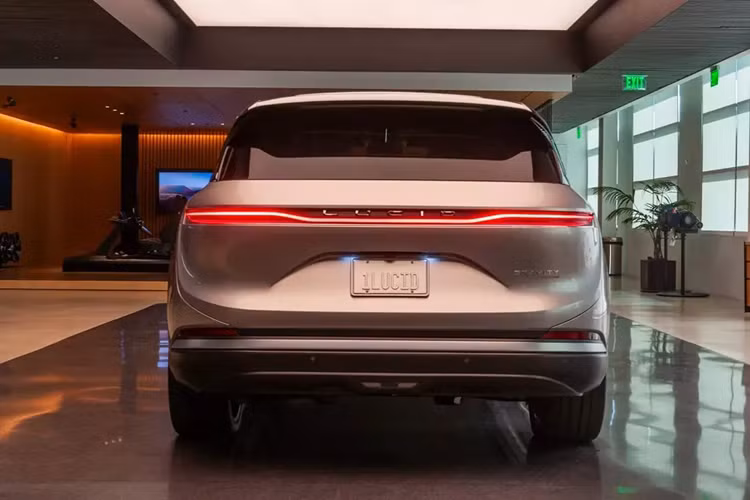 Thêm vào đó là hệ dẫn động 4 bánh toàn thời gian, hệ thống treo độc lập 5 liên kết phía trước và hệ thống đánh lái cầu sau chủ động. Trong tương lai, mẫu xe này có thể sẽ có thêm phiên bản dẫn động cầu sau rẻ hơn.