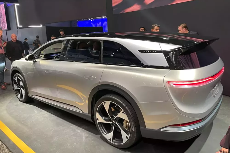 Khác với Air, Lucid Gravity là thuộc phân khúc SUV. Đây đồng thời cũng là một trong những mẫu SUV điện 3 hàng ghế hiếm hoi tại thị trường Mỹ, bên cạnh Kia EV9. Đối thủ trực tiếp mà thương hiệu Lucid nhắm đến khi ra mắt Gravity là Tesla Model X.