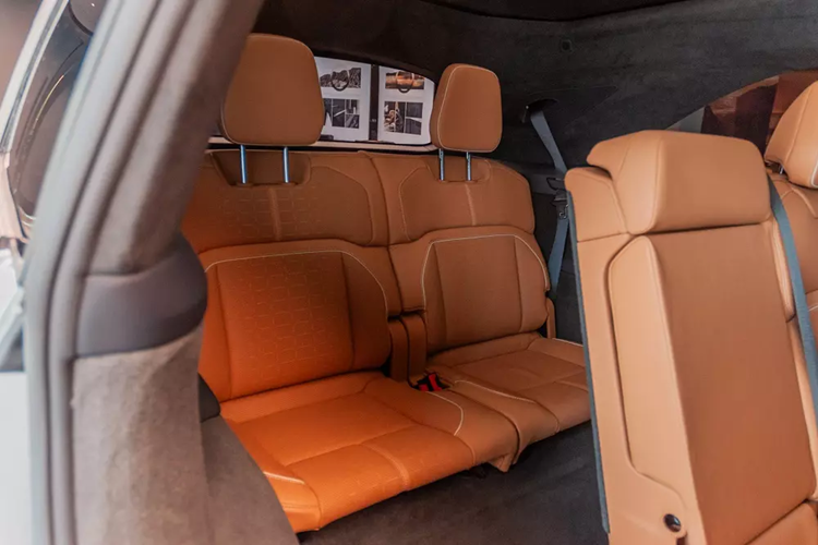 Nhờ kích thước lớn nên nội thất của mẫu ô tô điện này khá rộng rãi và có nhiều khoảng duỗi chân cho các hành khách, ngay cả hàng ghế cuối.