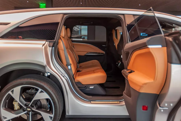 Nội thất của Lucid Gravity được bọc da sang trọng với ghế liền 3 chỗ ngồi ở giữa. Trước mặt hành khách ngồi ở hàng ghế giữa còn có 2 bàn gấp tích hợp vào lưng ghế trước.