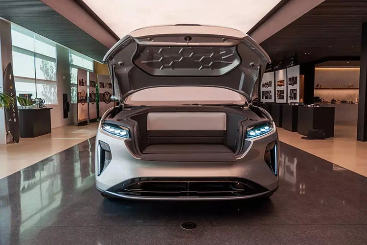 Bên dưới nắp ca-pô của xe có thêm khoang hành lý nhỏ với thể tích khoảng 226 lít.