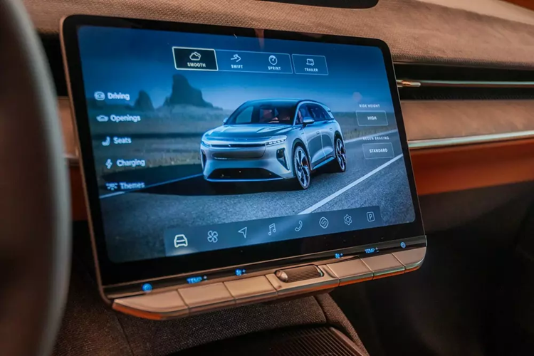 Tuy có 2 màn hình cỡ lớn nhưng xe vẫn được trang bị dãy nút bấm cơ học màu bạc nằm bên dưới màn hình trung tâm để chỉnh điều hòa. Ở giữa các nút bấm này là thanh cuộn dùng để chỉnh âm lượng của hệ thống âm thanh Surreal Sound Pro 22 loa.