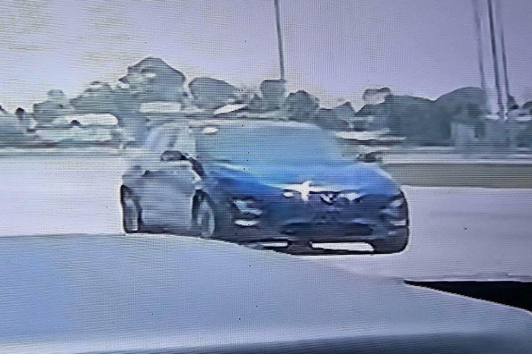 Chiếc VinFast VF6 2024 chạy thử trên đường phố có vẻ đã được ngụy trang một số chi tiết. Do đó, chúng ta không nhìn thấy dải đèn LED định vị ban ngày hình cánh chim trên đầu xe như phiên bản concept. Ngoài ra, chiếc VinFast VF6 phiên bản thương mại dường như được trang bị hốc gió trung tâm hẹp hơn trên cản trước.