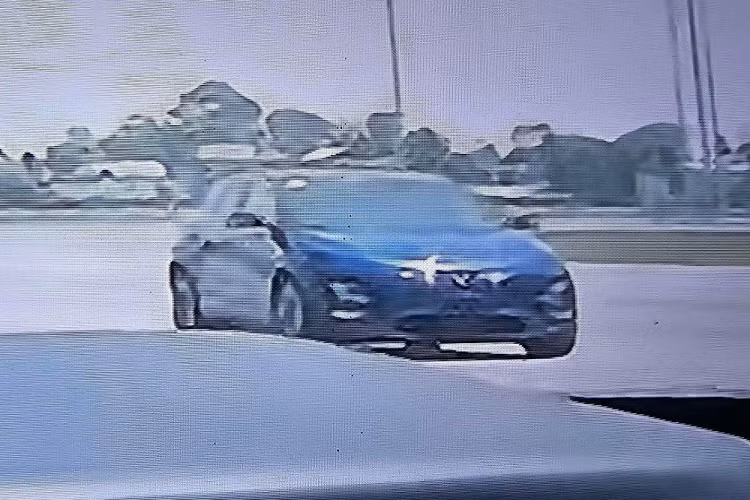 Chiếc VinFast VF6 2024 chạy thử trên đường phố có vẻ đã được ngụy trang một số chi tiết. Do đó, chúng ta không nhìn thấy dải đèn LED định vị ban ngày hình cánh chim trên đầu xe như phiên bản concept. Ngoài ra, chiếc VinFast VF6 phiên bản thương mại dường như được trang bị hốc gió trung tâm hẹp hơn trên cản trước.