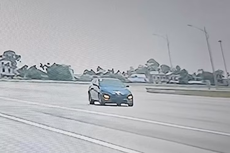 Những chi tiết còn lại của VinFast VF6 phiên bản thương mại nhiều khả năng không khác gì xe concept. Xe cũng sở hữu cụm đèn pha khá lớn nằm ở hai góc đầu xe, bộ vành la-zăng 17 inch với thiết kế 5 chấu kép, gương chiếu hậu tích hợp camera, cổng sạc sau chắn bùn trước bên trái và tay nắm cửa thông thường.