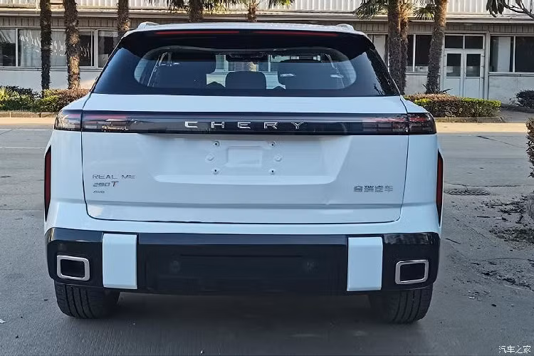 Về kích thước thân xe SUV Chery TJ-1 2023 tại Trung Quốc, nó sở hữu chiều dài, rộng và cao của xe lần lượt là 4538/1898/1680mm, chiều dài cơ sở 2672 mm.