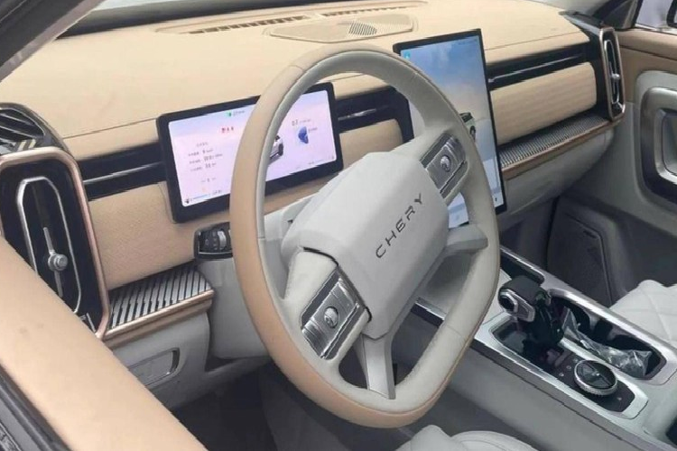 Về nội thất, Chery TJ-1 có bảng đồng hồ kỹ thuật số cỡ lớn, tách riêng với màn hình cảm ứng trung tâm 14,8 inch. Màn hình trung tâm này được đặt dọc và nằm độc lập trên mặt táp-lô.