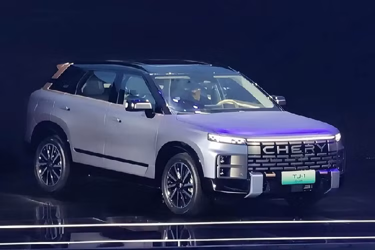 Chery đã chính thức công bố tên tiếng Trung của chiếc SUV cỡ trung TJ-1, theo đó, xe sẽ mang tên gọi Exploration 06 tạm dịch khám phá 06, nghe có vẻ hay ho vì chiếc SUV nhỏ gọn mới mang thương hiệu Chery, có tính năng chinh phục địa hình. Trước đó, cũng có thông tin cho rằng Chery TJ-1 2023 mới đã được lên lịch ra mắt và bán vào cuối năm nay tại Việt Nam với tên gọi Jaecoo 7, đây sẽ là đối thủ khá đáng gờm của Honda CR-V và Mazda CX-5.