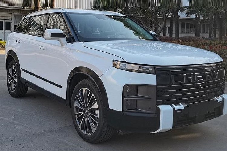 Tìm hiểu sơ qua về chiếc Chery TJ-1 tiết kiệm xăng, ta thấy nó sử dụng lưới tản nhiệt phía trước cỡ lớn, với các nan được bổ sung các chi tiết dạng tổ ong để tô điểm, cùng với đó là đèn pha có hình dáng độc đáo, đi kèm đèn chạy ban ngày dạng xuyên thấu mang đến khả năng nhận diện thương hiệu cao. Đuôi xe sử dụng đèn hậu kiểu xuyên suốt.