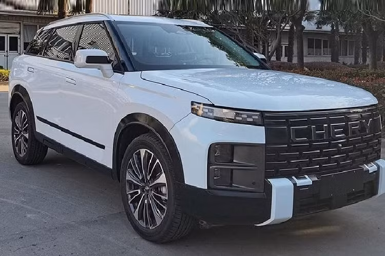 Tìm hiểu sơ qua về chiếc Chery TJ-1 tiết kiệm xăng, ta thấy nó sử dụng lưới tản nhiệt phía trước cỡ lớn, với các nan được bổ sung các chi tiết dạng tổ ong để tô điểm, cùng với đó là đèn pha có hình dáng độc đáo, đi kèm đèn chạy ban ngày dạng xuyên thấu mang đến khả năng nhận diện thương hiệu cao. Đuôi xe sử dụng đèn hậu kiểu xuyên suốt.