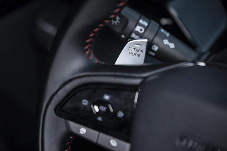 Hệ thống hỗ trợ Shunfeng Ear, chế độ vệ sĩ, Karaoke không cần micro và chế độ theo dõi là những điểm hay ho trên chiếc xe SUV hạng C.