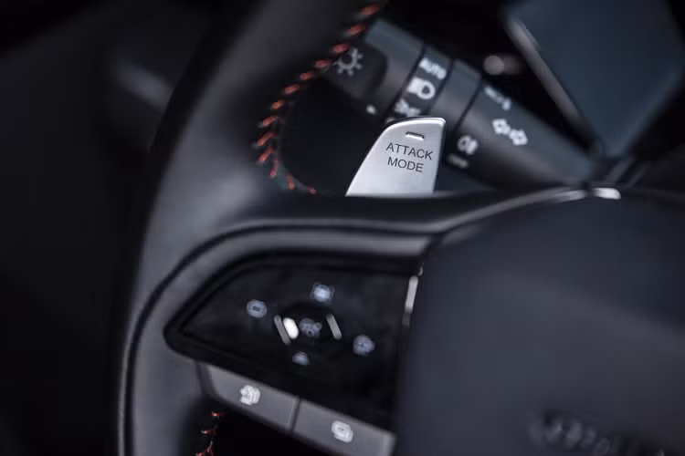 Hệ thống hỗ trợ Shunfeng Ear, chế độ vệ sĩ, Karaoke không cần micro và chế độ theo dõi là những điểm hay ho trên chiếc xe SUV hạng C.