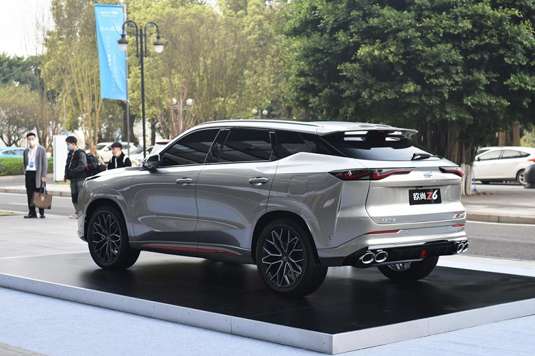 Ở hai bên đầu xe, đèn pha có thiết kế sắc cạnh, được tích hợp với các tấm trang trí màu đen, đầy ý tưởng sáng tạo, tiếp đến là 2 hốc gió bên đầu xe có hình tam giác nằm nghiêng, được tạo điểm nhấn bằng sọc màu xanh dương bắt mắt.