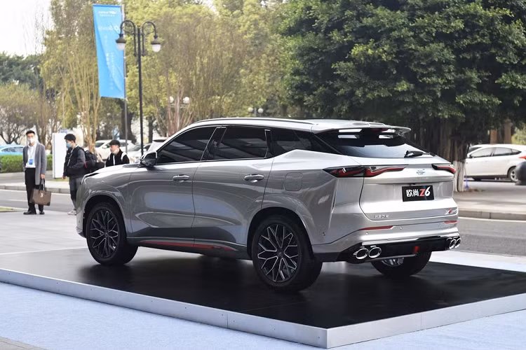 Ở hai bên đầu xe, đèn pha có thiết kế sắc cạnh, được tích hợp với các tấm trang trí màu đen, đầy ý tưởng sáng tạo, tiếp đến là 2 hốc gió bên đầu xe có hình tam giác nằm nghiêng, được tạo điểm nhấn bằng sọc màu xanh dương bắt mắt.