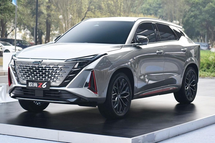 Ngày 3/4 vừa qua, Changan đã tiếp tục cho ra mắt phiên bản thứ 3 của dòng xe Oshan Z6, ở lần này, chiếc SUV hạng C được trang bị khối động cơ xăng 4 xi-lanh, tăng áp, dung tích 2.0 lít, 1 số thông tin ban đầu cho rằng, giá xe Changan Oshan Z6 phiên bản 2.0L sẽ từ 127.900 nhân dân tệ, tương đương 433 triệu đồng.