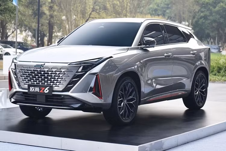Ngày 3/4 vừa qua, Changan đã tiếp tục cho ra mắt phiên bản thứ 3 của dòng xe Oshan Z6, ở lần này, chiếc SUV hạng C được trang bị khối động cơ xăng 4 xi-lanh, tăng áp, dung tích 2.0 lít, 1 số thông tin ban đầu cho rằng, giá xe Changan Oshan Z6 phiên bản 2.0L sẽ từ 127.900 nhân dân tệ, tương đương 433 triệu đồng.