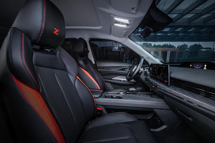 Như 2 phiên bản trước, Changan Oshan Z6 2.0L vẫn sẽ được trang bị bánh xe 20 inch tiêu chuẩn, đuôi xe vẫn được trang bị tổng cộng 4 ống xả ở 2 bên, nhưng logo đổi thành 390T. Về kích thước thân xe, chiều dài, chiều rộng và chiều cao của chiếc xe mới lần lượt là 4.699/1.890/1.680 mm, chiều dài cơ sở là 2.795 mm